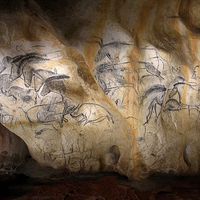 Panneau des chevaux (vue générale). Trace d’écoulement d’eau au sol. Caverne du Pont d’Arc (copie de la Grotte Chauvet).