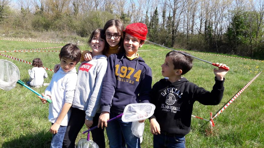 Ces enfants du Lot habitent dans une commune pilote pour la biodiversite : Mayrinhac-Lentour. Ils profitent donc d'actions de sensibilisation