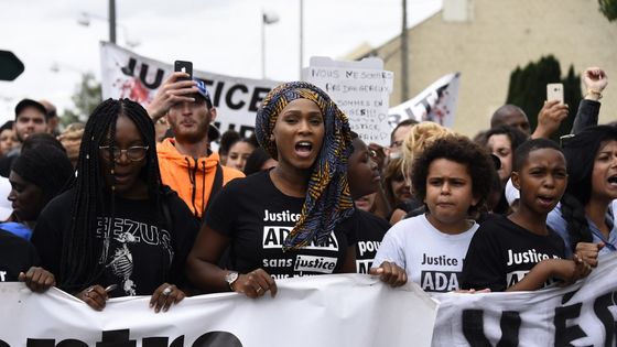 Assa Traoré et des manifestant militant contre les violences policières ©AFP - Bertrand GUAY
