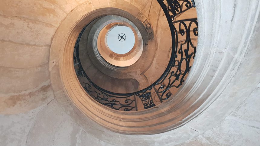 l'escalier rond vu du rez-de-chaussée