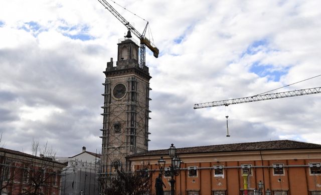 Les grues de reconstruction parsèment le paysage de L'Aqualia