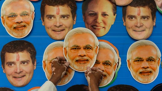 Un commerçant exhibant les masques du Premier ministre indien Narendra Modi et du président du Parti du Congrès indien Rahul Gandhi en vente dans un magasin en bordure de route à Chennai le 14 mars 2019. ©AFP - ARUN SANKAR / AFP