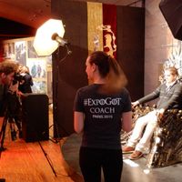 Un visiteur de l'exposition itinérante Game of Thrones sur le Trône de Fer à Paris