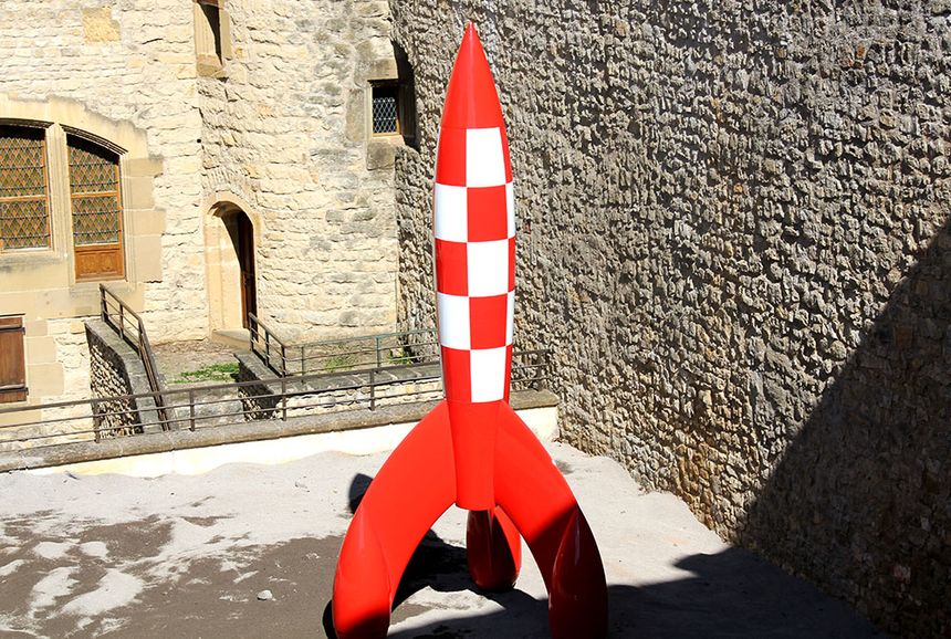Réplique de la fusée de Tintin dans la cour du Château de Malbrouck