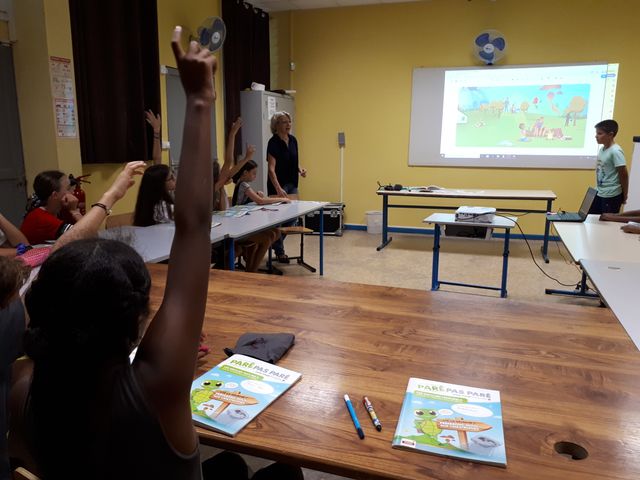 A la Réunion, à l'école Philippe Vinson, cours de prévention contre les catastrophes naturelles auprès d'une classe de CM2
