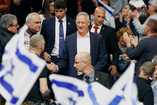 Benny Gantz et sa liste Bleu Blanc (Kakhol Lavan) regroupe plusieurs personnalités autour d’un programme libéral de centre droit. Il mène le principal front anti-"Bibi".
