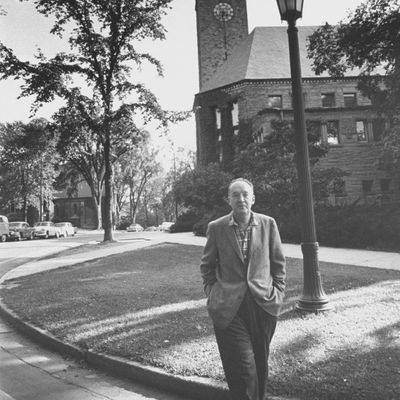 Vladimir Nabokov marchant près d'une bibliothèque