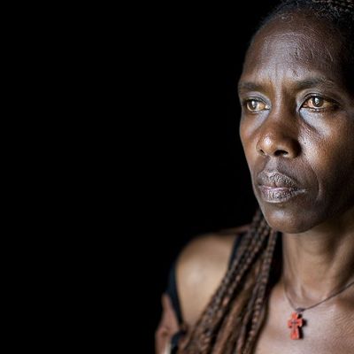 Ephigenie Mwkantabana dont le mari et les enfants ont été assassinés en 1994, dans sa maison de la province de Gitarama en avril 2008.