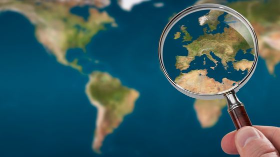 Europe et Afrique observées à la loupe sur un planisphère ©Getty - ugurhan