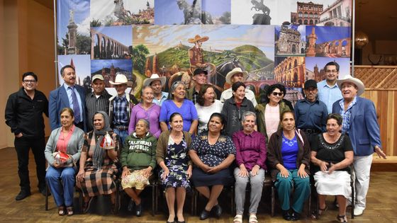 Aïeuls & enfants, séparés en raison de leur statut migratoire, parfois depuis des décennies, ont été réunis à Oxnard, (Californie), grâce à un programme de retrouvailles de clandestins mexicains (le "Corazón de Plata", 9.02.2017) ©Maxppp - Iván Mejía/EFE/Newscom/MaxPPP