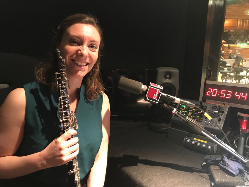 La hautboïste Mathilde Lebert durant l'entracte du Concert de 20h