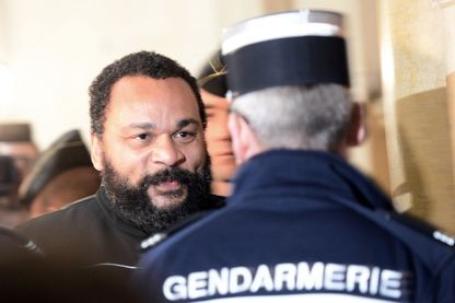 TÉLÉCHARGER ELIE SEMOUN SE PREND POUR QUI GRATUITEMENT QUI POUR ELIE PREND GRATUITEMENT TÉLÉCHARGER SE SEMOUN