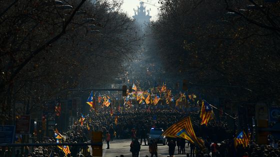 Des manifestants brandissent des drapeaux indépendantistes catalans lors d'une manifestation contre le procès des anciens dirigeants séparatistes à Barcelone, le 16 février 2019 ©AFP - LLUIS GENE