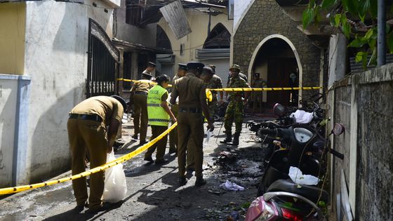 Premiers relevés effectués par les enquêteurs dans l'Eglise Zion de Batticaloa ( Sri Lanka) ©AFP - Lakruwan Wanniarachchi