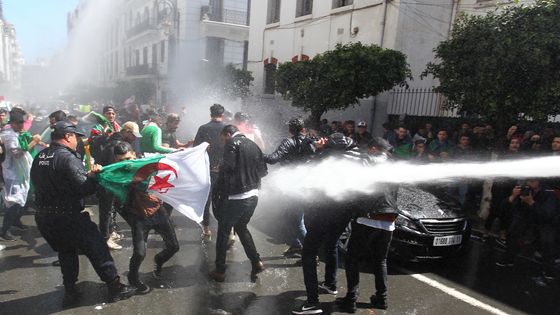 Les forces de sécurité algériennes utilisent un canon à eau pour disperser des étudiants participant à une manifestation antigouvernementale dans la capitale, Alger, le 9 avril 2019. ©AFP - STRINGER