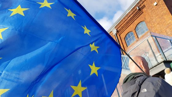Drapeau européen brandi par un militant anti-Brexit lors d'un rassemblement à Swansea (Pays de Galles) pour un second référendum. 9 décembre 2018. ©Radio France - Isabelle Labeyrie