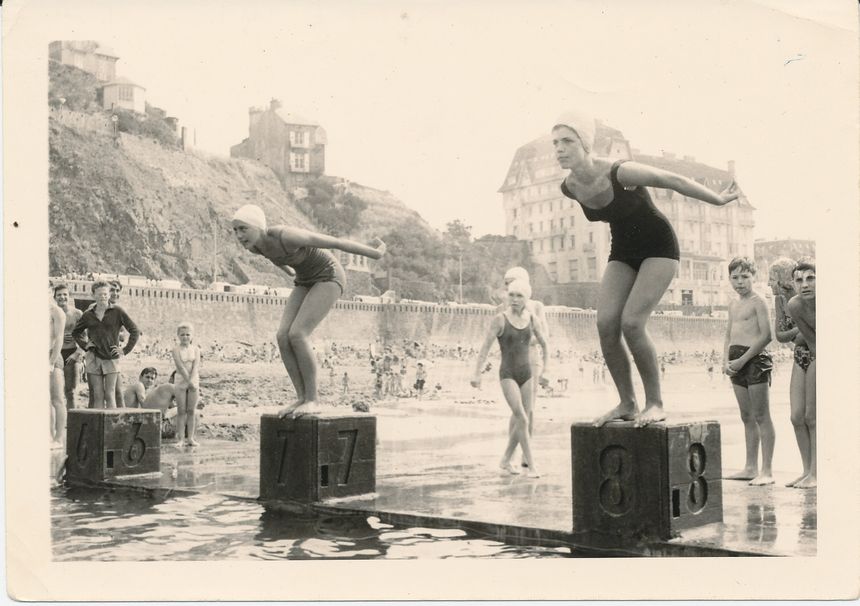 Mifa sur le plongeoir de la piscine de Granville