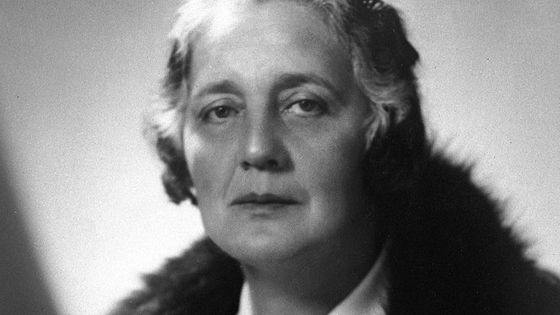 La psychanalyste Melanie Klein, vers 1927 par Elliott & Fry. - via wikimedia commons