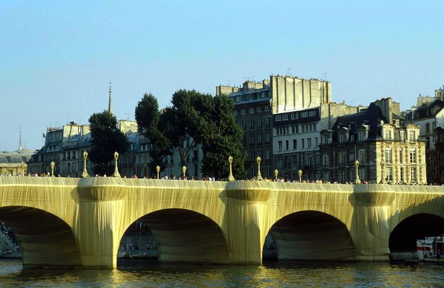 Le plus vieux pont de Paris reste ainsi vêtu pendant deux semaines