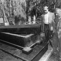 Deux membres de la communauté israélite constatent la profanation de l'une des 34 tombes saccagées le 10 mai 1990 par des inconnus dans le cimetière juif de Carpentras.