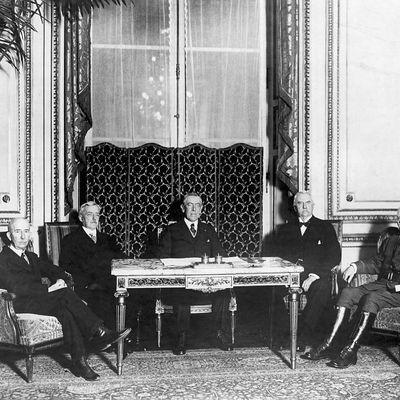 Le Président des Etats-Unis, Woodrow Wilson, à l'origine de l'idéologie de la transparence du Gouvernement, avec la Délégation Américaine à la Conférence de Versailles