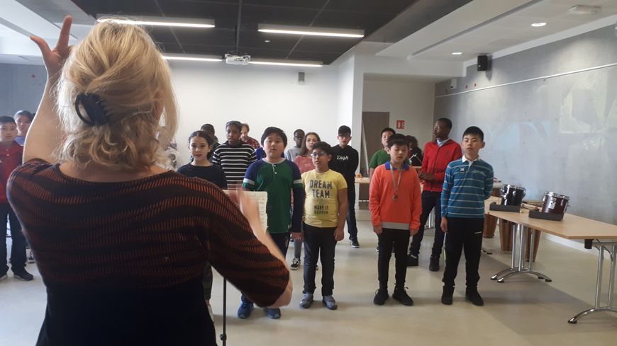 Sophie Dumonthier dirige les élèves du collège Jean Moulin d'Aubervilliers