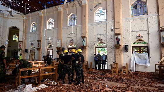 Le personnel de sécurité inspectant l'intérieur de l'église Saint-Sébastien de Negombo le 22 avril 2019, un jour après que l'église ait été touchée dans une série d'attentats à la bombe visant des églises et des hôtels de luxe au Sri Lanka. ©AFP - JEWEL SAMAD / AFP
