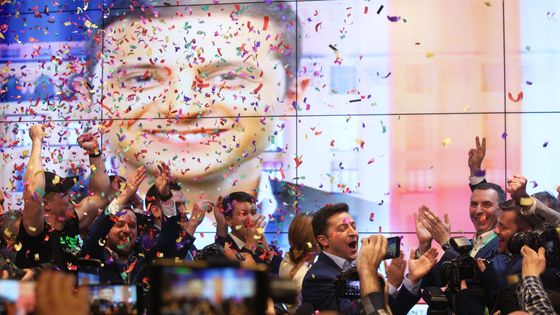 Le comédien novice en politique Volodymyr Zelensky a remporté dimanche la présidentielle en Ukraine avec une majorité écrasante face au sortant Petro Porochenko ©Maxppp - Sergey