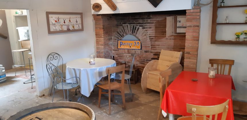 Le rez-de-chaussée compte aussi une salle dédiée au bistrot et d'autres, derrière et à l'étage destinées à accueillir les activités