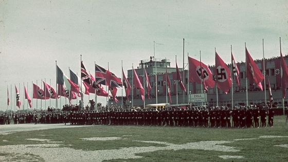 Dans la nuit du 29 au 30 septembre 1938, les accords de Munich sont signés pour "éviter la guerre". Chamberlain et Daladier, sont fêtés comme des héros par les partisans de la "paix à tous prix" ©Getty - Keystone