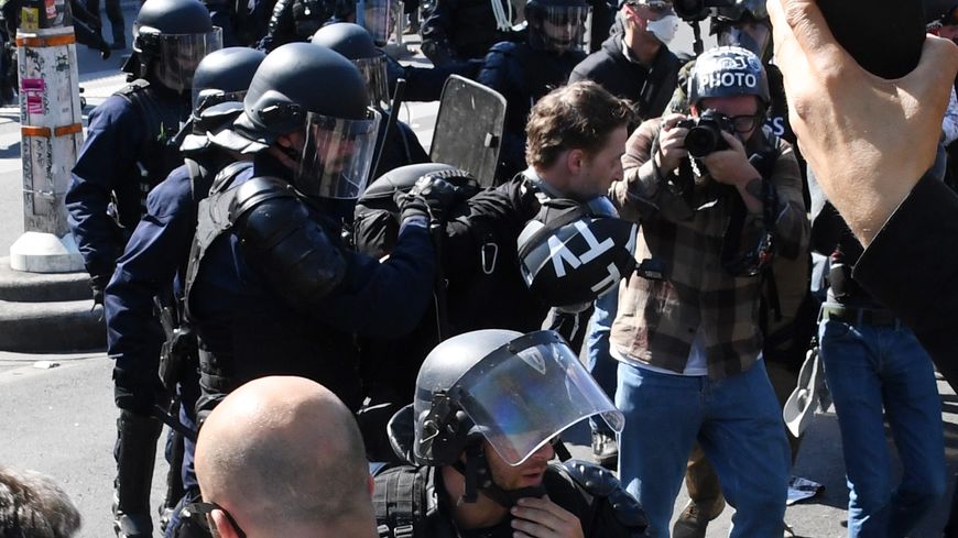 L'arrestation du reporter Gaspard Glanz le 20 avril 2019 à Paris.
