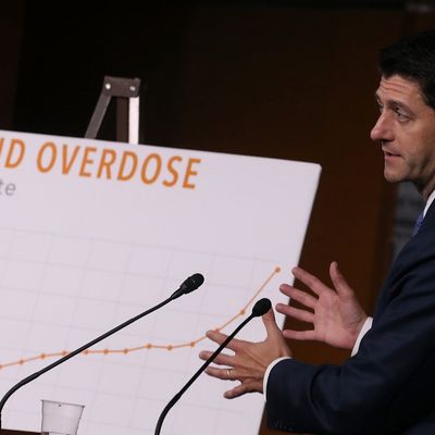 Le républicain Paul Ryan, alors président de la Chambre des représentants des États-Unis, parle de la crise des opioïdes lors d'une conférence de presse à Washington le 14 juin 2018.