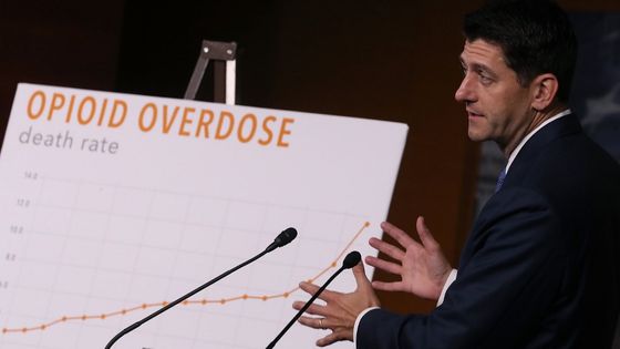 Le républicain Paul Ryan, alors président de la Chambre des représentants des États-Unis, parle de la crise des opioïdes lors d'une conférence de presse à Washington le 14 juin 2018. ©AFP - MARK WILSON
