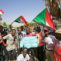 Des drapeaux nationaux soudanais levés lors d'un rassemblement devant l'ambassade d'Égypte à Khartoum, la capitale, contre l'intervention de l'Égypte dans le processus politique soudanais, le 25 avril 2019.