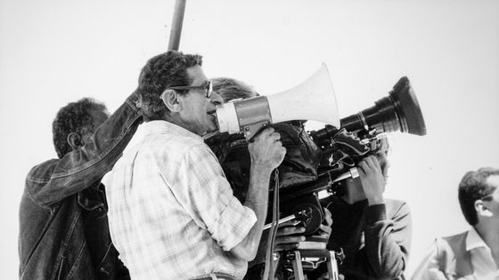 Portrait du réalisateur égyptien Youssef Chahine tournant un film, circa 1970 ©Getty - Eric Bouvet/Gamma-Rapho via Getty Images