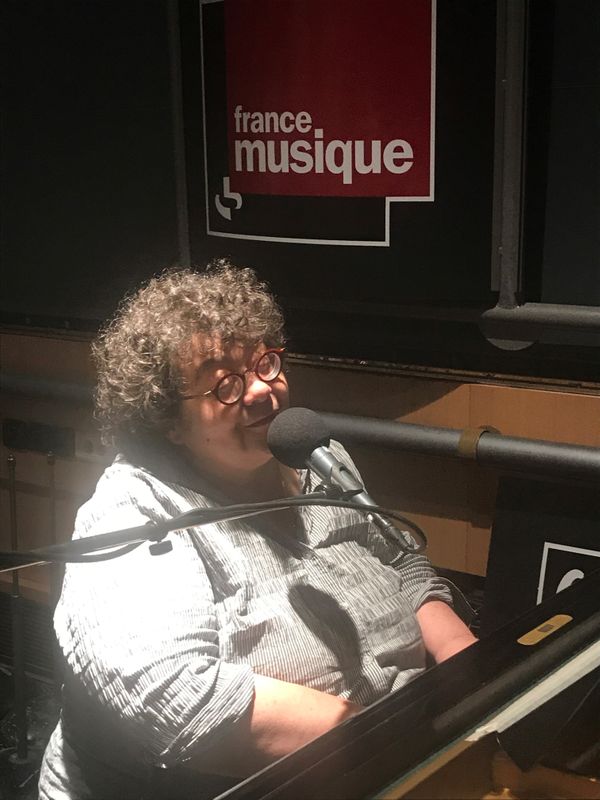 Juliette au studio de Radio France