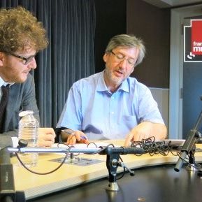 France Musique, studio 131... Le compositeur Jules Matton & Arnaud Merlin, producteur de l'émission (g. à d.)