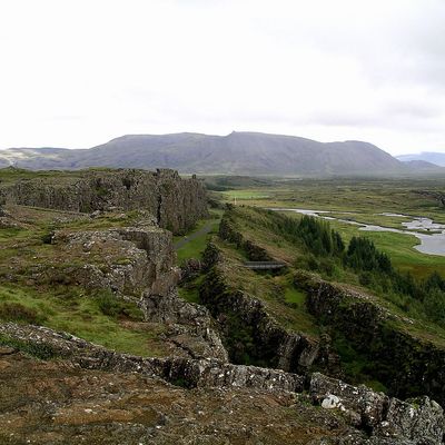 L'Almannagjá est une faille d'Islande située sur le site de Þingvellir qui a vu la naissance en 930 de l'État libre islandais et de son Parlement, l'Althing.