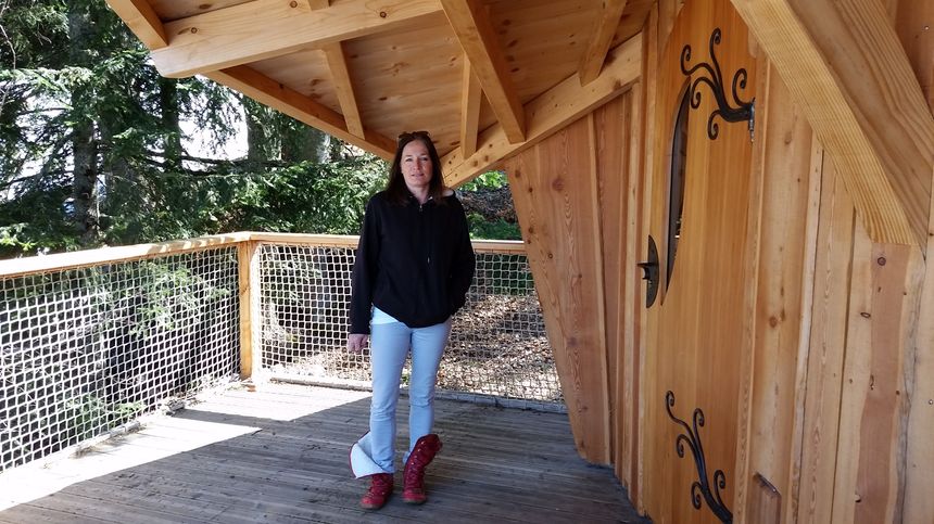 Cécile, l'une des créatrices des cabanes insolites de Chartreuse