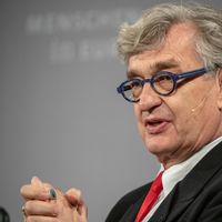 Wim Wenders participant à un débat avant de recevoir le prix "People in Europe Art award" à Passau, en Allemagne le 11 octobre 2018.