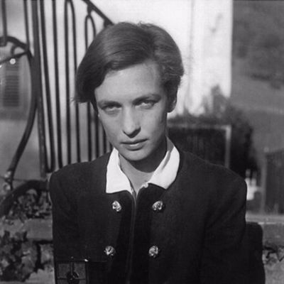 Auto-portrait avec un Rolleiflex Standard 621 par Annemarie Schwarzenbach, photographe, écrivain, journaliste, aventurière suisse.