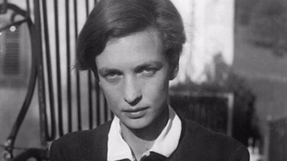 Auto-portrait avec un Rolleiflex Standard 621 par Annemarie Schwarzenbach, photographe, écrivain, journaliste, aventurière suisse. - via wikimédia
