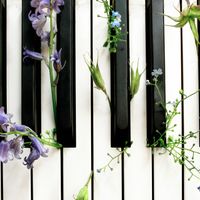 Fleurs poussant entre les touches d'un piano