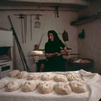 Une femme fait le pain de façon traditionnelle à Esterzili, en Sardaigne, 2017.