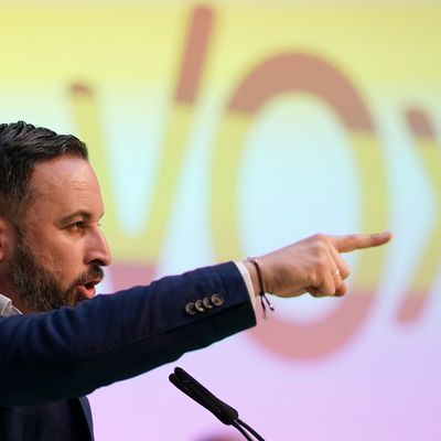 Le président du parti d'extrême droite Vox, Santiago Abascal, donne un discours lors d'un meeting à Burgos le 14 avril 2019.