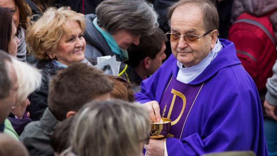 Le Père Tadeusz Rydzyk, en avril 2016, à Varsovie, lors des obsèques du commandant de la résistance Zygmunt Szendzielarz ©Getty - Adam Guz / Gallo Images Poland