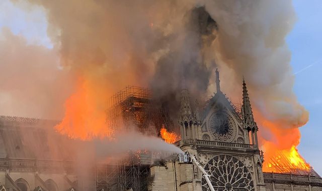 La façade de la cathédrale a elle aussi été menacée par les flammes