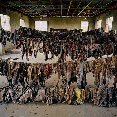 Vêtements et objets personnels ayant appartenu aux victimes du génocide perpétré contre les Tutsis exposés au Centre commémoratif du génocide de Murambi, près du village de Gikongoro où 45 000 corps ont été exhumés d’un charnier (février 2003)