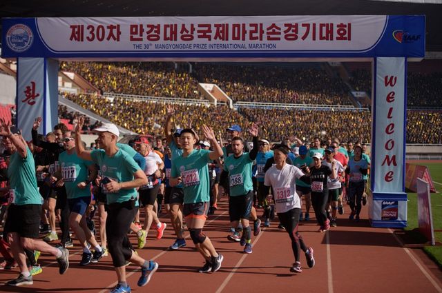 Les coureurs s’élancent depuis le stade Kim Il-Sung