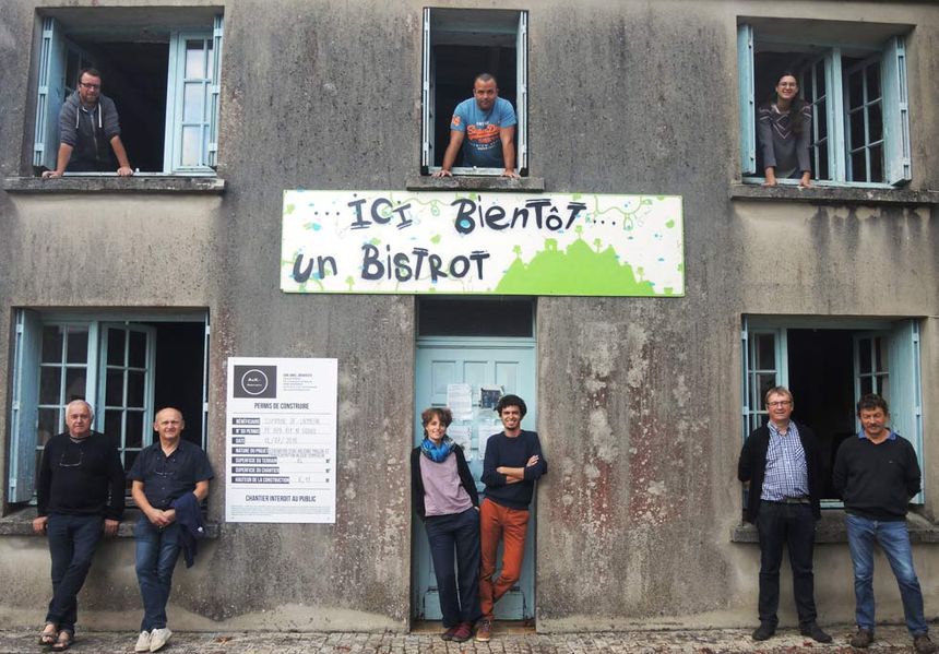 "Le Mélar dit" et ses gérants (dont Margot et Florian au centre) avant la rénovation
